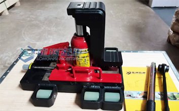 FR-100TL帶滑動臺爪式千斤頂正面展示 FR-100TL帶滑動臺爪式千斤頂正面展示